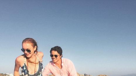 Линдзи Лоън заляга над учебниците по руски