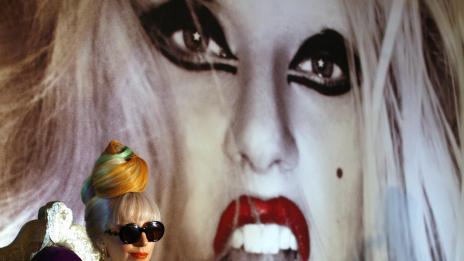 Гага и майка й ще събират дарения за поругани деца