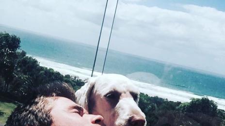 Без риза, но с куче под ръка… секси!