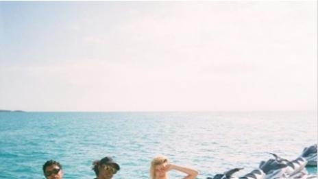 Кендъл и Бела с горещи кадри от плажа