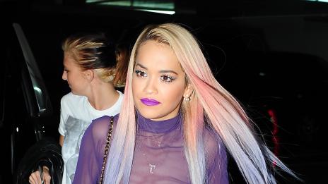 Рита Ора прикри гърдите си само със звездички