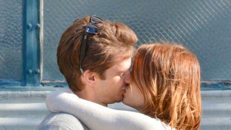 Ема Стоун целува страстно гаджето си Андрю Гарфилд