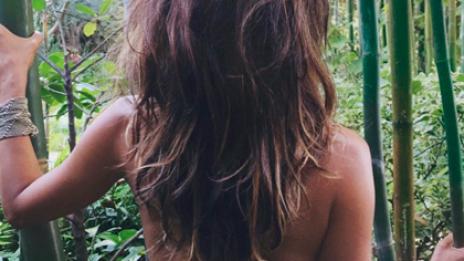 Хали Бери рекламира Instagram-а си гола