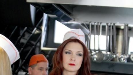 Николета Лозанова зад печката? За шоуто...