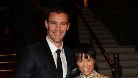 Гаджето на Дани Миноуг я напуснало заради родителите й