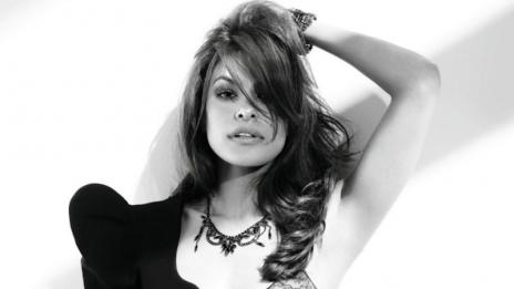 Черно-бяла женственост: Eва Мендес