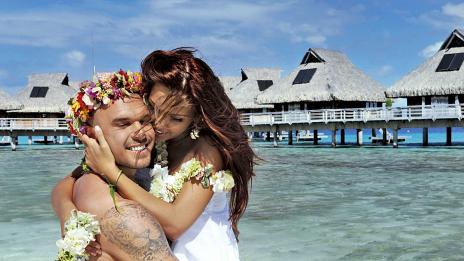 Николета и Валери хвърлиха пъпчето на дъщеря си в Бора Бора