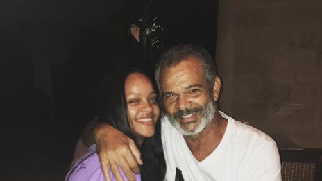 Бащата на Риана я разочарова, тя го съди