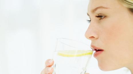 Защо трябва да пиете топла вода с лимон