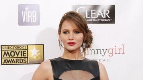 Дженифър Лорънс има различни гърди