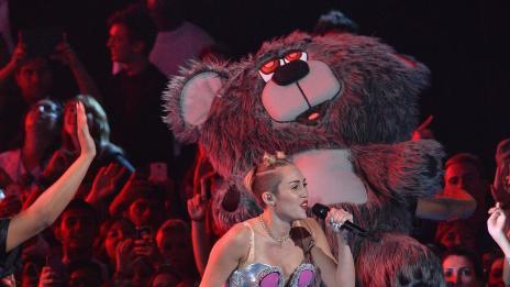 Звездите се дегизират за Хелоуин като Майли Сайръс