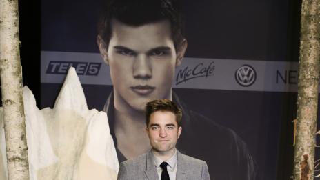 Робърт Патинсън ще води Дилън Пен на Хаваите