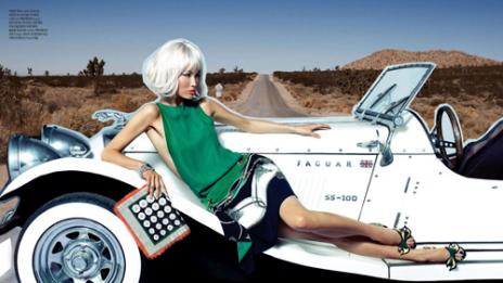 Секси жена и ретро кола