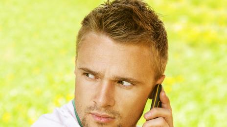 Защо мъжете мразят да говорят по телефона