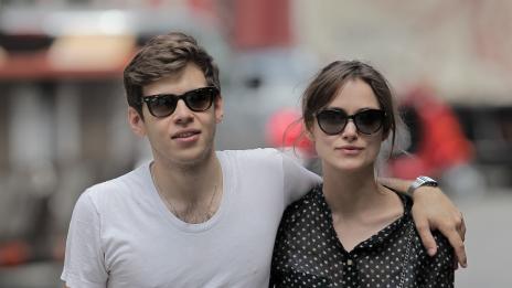 Младоженката Кийра Найтли кара меден месец в Корсика