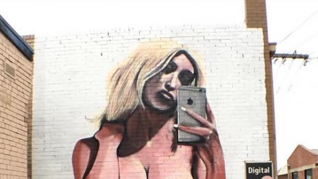 Голото селфи на Кардашян на 9-метрова стена