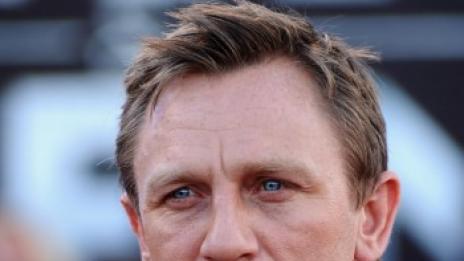 Дори на Джеймс Бонд му е трудно да откаже цигарите