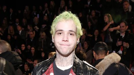 Рики Хил смени Рита Ора със сервитьорка