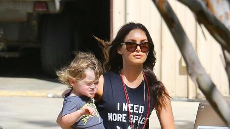 Меган Фокс и Брайън Остин Грийн комуникират чрез тениски