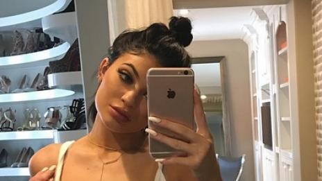 Кайли Дженър потресена, че я мислят за силиконова кукла Барби