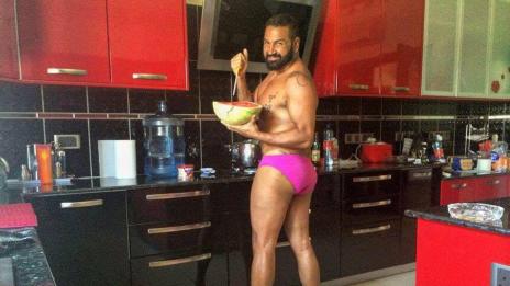 Азис с диня в ръка и само по бельо