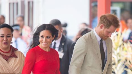 Упс! Маркъл в конфузна ситуация, роклята й с етикет