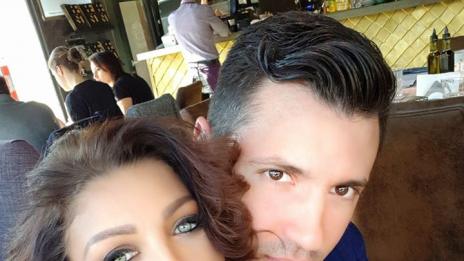 Емануела си лепна интимен татус на гаджето