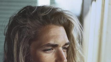 Най-горещият мъж модел прилича на Исус