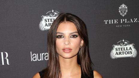 Емили Ратайковски се чуди как да се открои на червения килим (ВИДЕО)