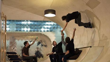 Ето къде живее Sk8er Boi*...