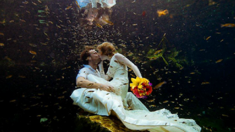 Британци се женят 52 пъти в различни кътчета на света