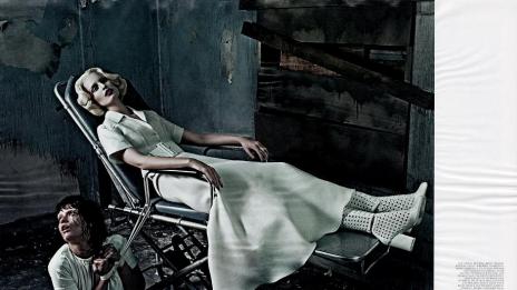 Агресия в контрасти с Каролина Куркова