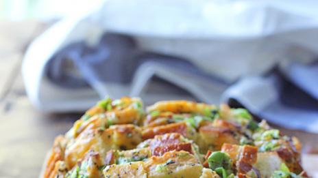 Видео рецепта: Пухкав хляб с лук и кашкавал