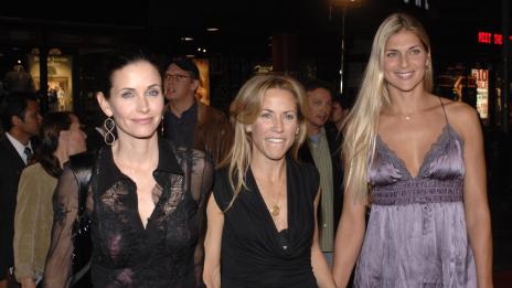 Шерил Кроу плаче на рамото на Кортни Кокс