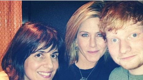 Ед Шийрън припаднал до басейна на Дженифър Анистън