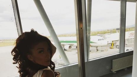 Емануела залюби Елвиса, отпрашиха в Рим