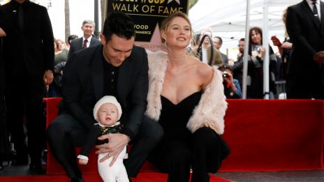 Любов от пръв поглед: Адам Лавин и Бехати Принслу показаха бебето си