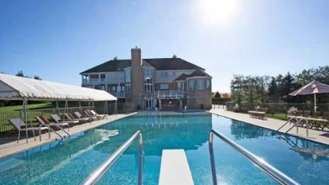 Куин Латифа се разделя с луксозното си имение