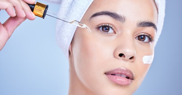 Se puede usar retinol en el contorno de ojos