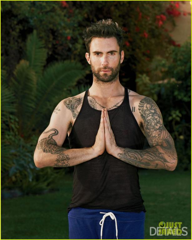Вокалът на Maroon 5 - Адам Лавин е запален по йогата: Снимка: сп.Details 