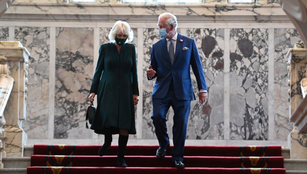 Съпругата на принц Чарлз застава зад съпруга си в отношенията му с принц Хари