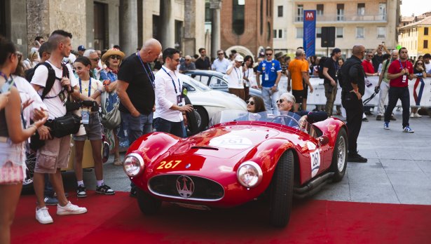 Maserati отбеляза 100 години от емблемата Тризъбец по време на 1000 Miglia 2026
