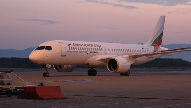 Вторият модерен самолет Airbus A220-300 на „България Еър“ пристигна в София