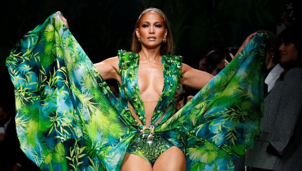 Дженифър Лопес в рокля на Versace; Снимка: Reuters