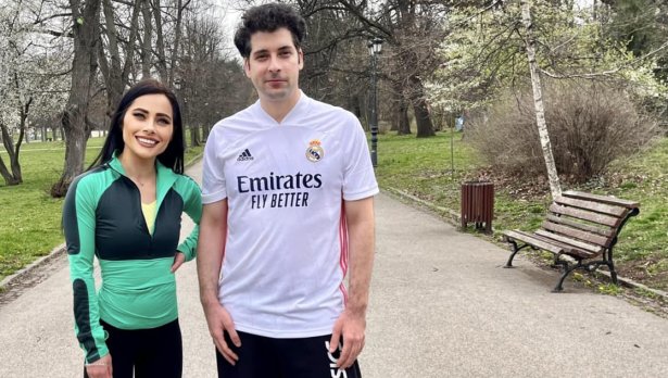 Атанас Пеканов обу маратонките за Петя Кертикова