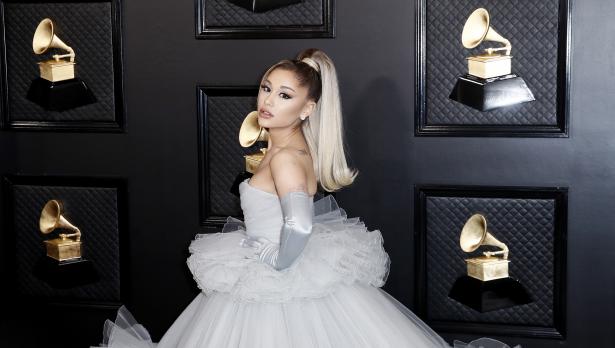 Масивни обеци с диаманти – не й е лесно на Ариана Гранде