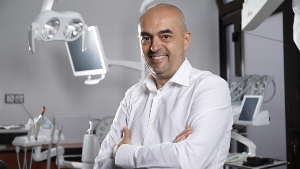 Д-р Бранимир Кирилов: Красивата усмивка не е просто снимка преди и след. Тя е емоция, светлина, която отразява същността ви и трябва да е в идеална хармония с вас!