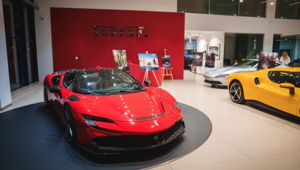 Auto Italia откри благотворителна фотоизложба Deus Ex Machina с емблематични модели Ferrari и Maserati