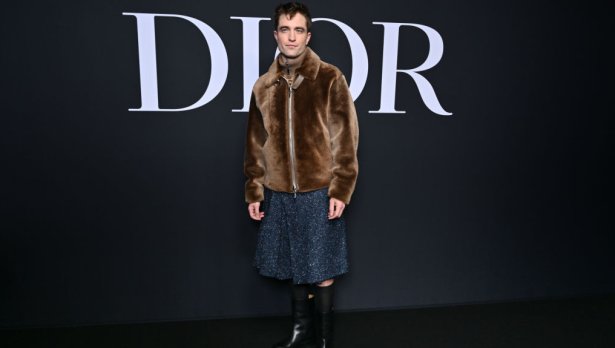 Робърт Патинсън изглежда шик в пола от туид на ревюто на Dior