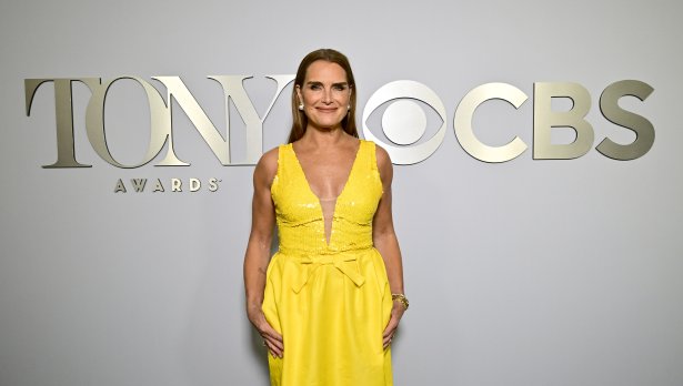 Уникално: Брук Шийлдс съчета бляскава рокля с жълти кроксове на червения килим